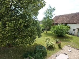 The charm and comfort of a guest bedroom of the vineyards of Touraine