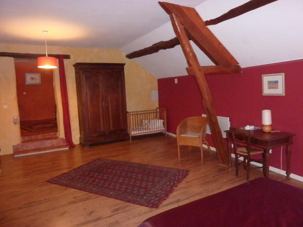 Suite familiale Audacieuse, la grande chambre et le bureau 